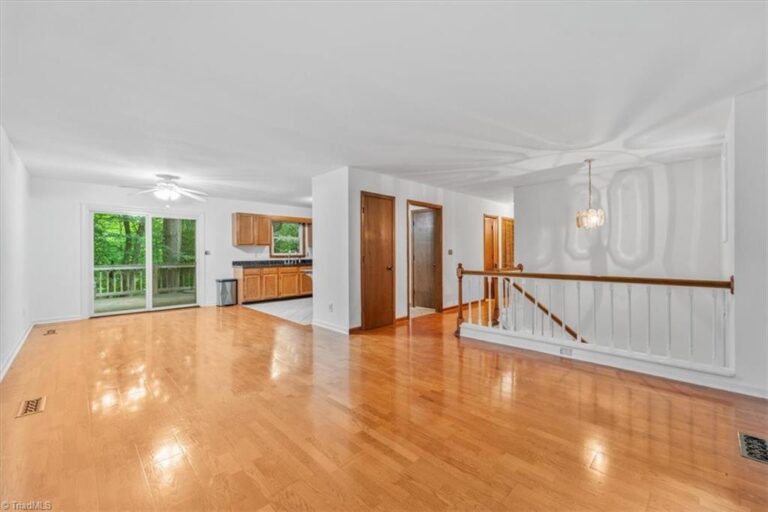 302 Amberly Drive Lexington – photo 4