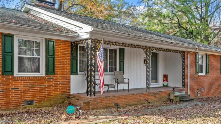 702 Fairview Drive Lexington – photo 1