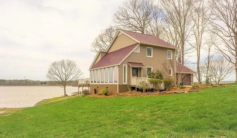 High Rock Lake waterfront homes in Lexington North Carolina