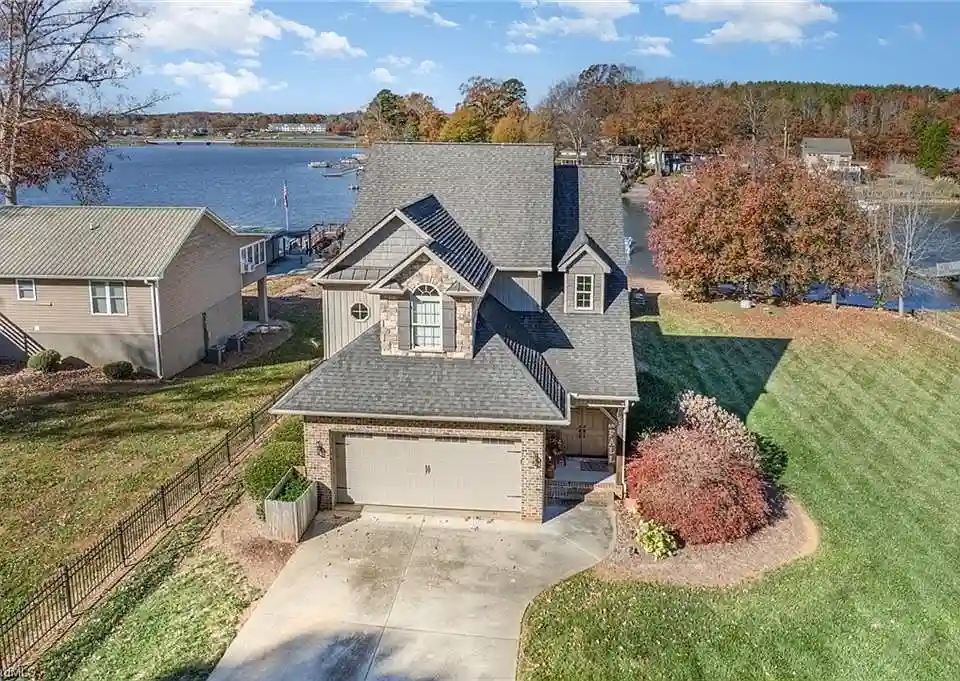 High Rock Shores homes near High Rock Lake