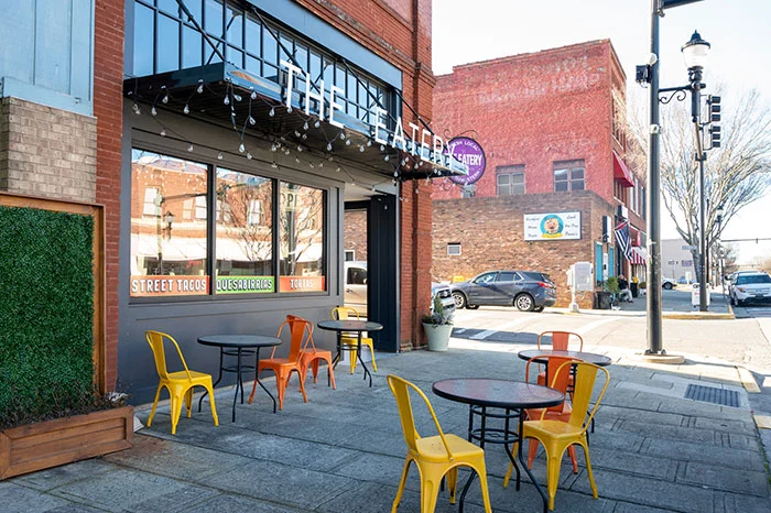 Outdoor restaurant seating in downtown Lexington NC