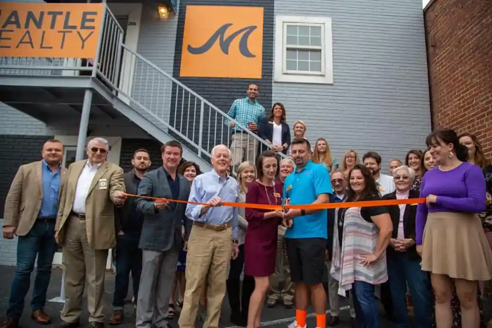 Mantle Realty ribbon cutting at the Main Street Lexington office
