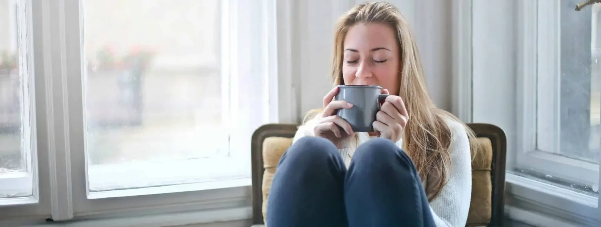 woman-holding-gray-ceramic-mug-846080-1-scaled (1)